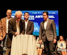 Curitiba, 22 de outubro de 2024 - O governador Carlos Massa Ratinho Junior participa, no Teatro Guaíra, do evento sobre Inteligência Artificial e Sanção da Lei de Aprovação do Plano de IA para o Serviço Público do Paraná.
