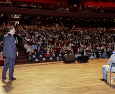 Curitiba, 22 de outubro de 2024 - O governador Carlos Massa Ratinho Junior participa, no Teatro Guaíra, do evento sobre Inteligência Artificial e Sanção da Lei de Aprovação do Plano de IA para o Serviço Público do Paraná.