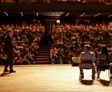 Curitiba, 22 de outubro de 2024 - O governador Carlos Massa Ratinho Junior participa, no Teatro Guaíra, do evento sobre Inteligência Artificial e Sanção da Lei de Aprovação do Plano de IA para o Serviço Público do Paraná.