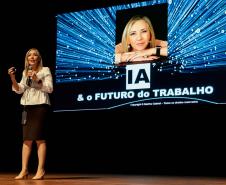 Curitiba, 22 de outubro de 2024 - O governador Carlos Massa Ratinho Junior participa, no Teatro Guaíra, do evento sobre Inteligência Artificial e Sanção da Lei de Aprovação do Plano de IA para o Serviço Público do Paraná.