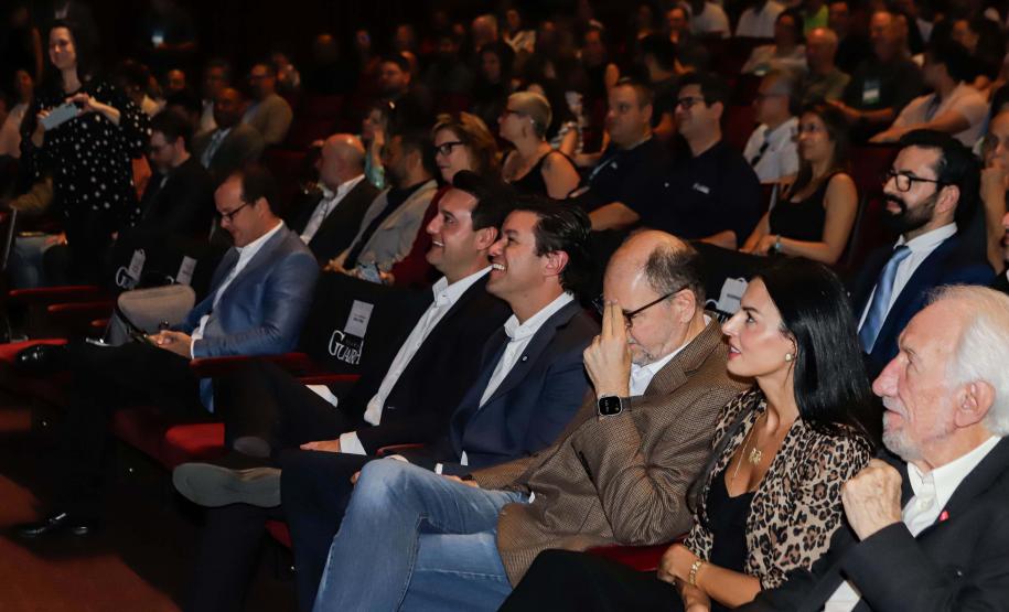 Curitiba, 22 de outubro de 2024 - O governador Carlos Massa Ratinho Junior participa, no Teatro Guaíra, do evento sobre Inteligência Artificial e Sanção da Lei de Aprovação do Plano de IA para o Serviço Público do Paraná.