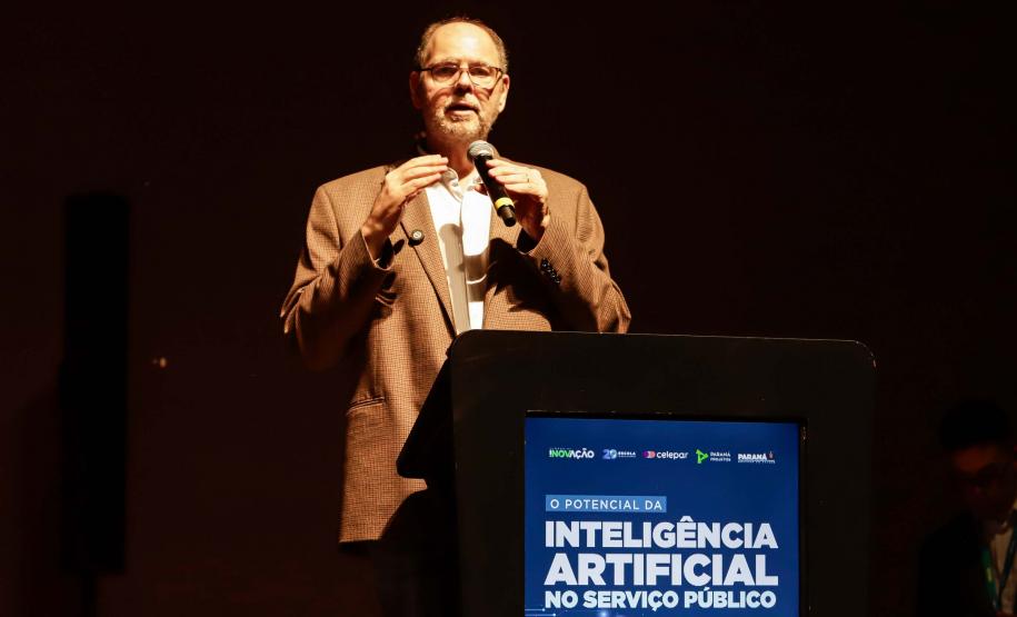 Curitiba, 22 de outubro de 2024 - O governador Carlos Massa Ratinho Junior participa, no Teatro Guaíra, do evento sobre Inteligência Artificial e Sanção da Lei de Aprovação do Plano de IA para o Serviço Público do Paraná.