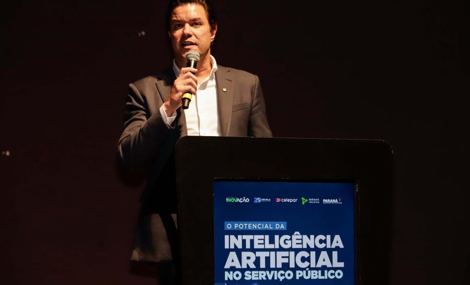 Curitiba, 22 de outubro de 2024 - O governador Carlos Massa Ratinho Junior participa, no Teatro Guaíra, do evento sobre Inteligência Artificial e Sanção da Lei de Aprovação do Plano de IA para o Serviço Público do Paraná.