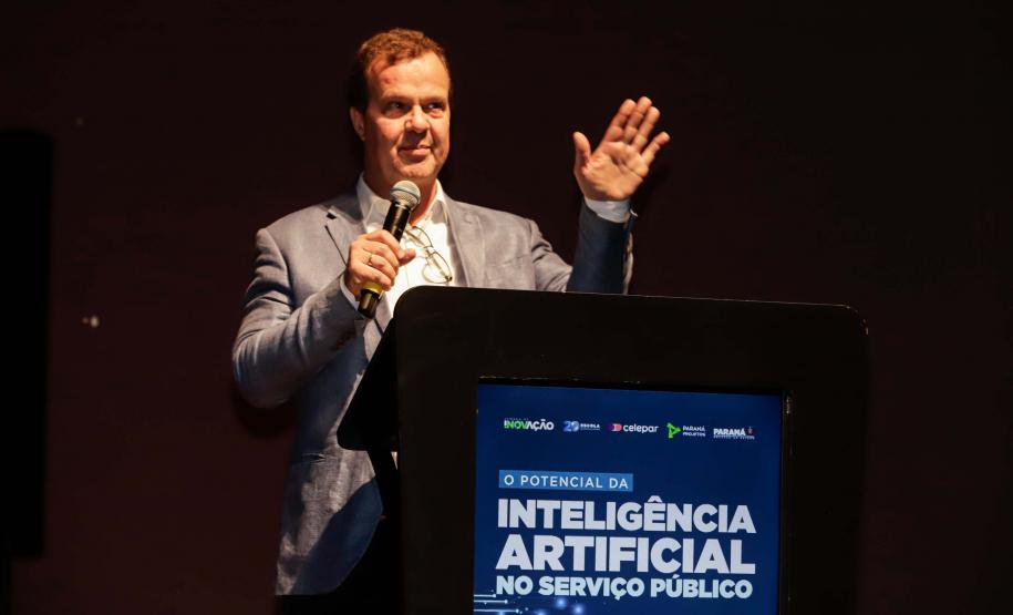 Curitiba, 22 de outubro de 2024 - O governador Carlos Massa Ratinho Junior participa, no Teatro Guaíra, do evento sobre Inteligência Artificial e Sanção da Lei de Aprovação do Plano de IA para o Serviço Público do Paraná.