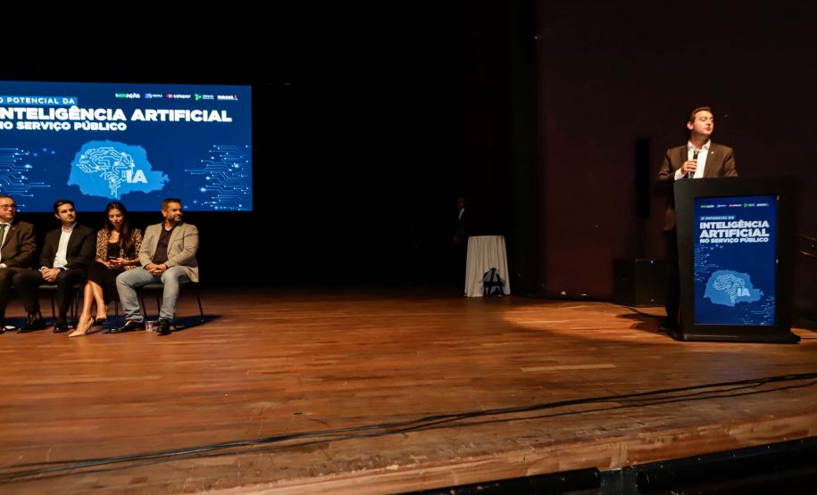 Curitiba, 22 de outubro de 2024 - O governador Carlos Massa Ratinho Junior participa, no Teatro Guaíra, do evento sobre Inteligência Artificial e Sanção da Lei de Aprovação do Plano de IA para o Serviço Público do Paraná.