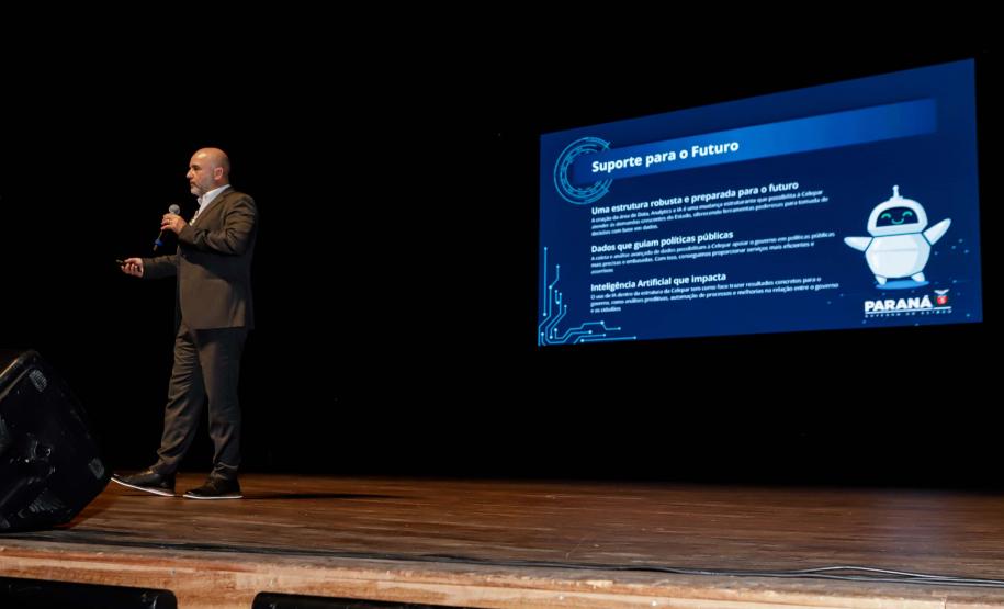 Curitiba, 22 de outubro de 2024 - O governador Carlos Massa Ratinho Junior participa, no Teatro Guaíra, do evento sobre Inteligência Artificial e Sanção da Lei de Aprovação do Plano de IA para o Serviço Público do Paraná.