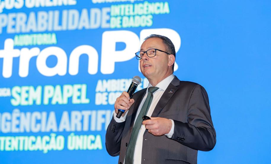 Curitiba, 22 de outubro de 2024 - O governador Carlos Massa Ratinho Junior participa, no Teatro Guaíra, do evento sobre Inteligência Artificial e Sanção da Lei de Aprovação do Plano de IA para o Serviço Público do Paraná.